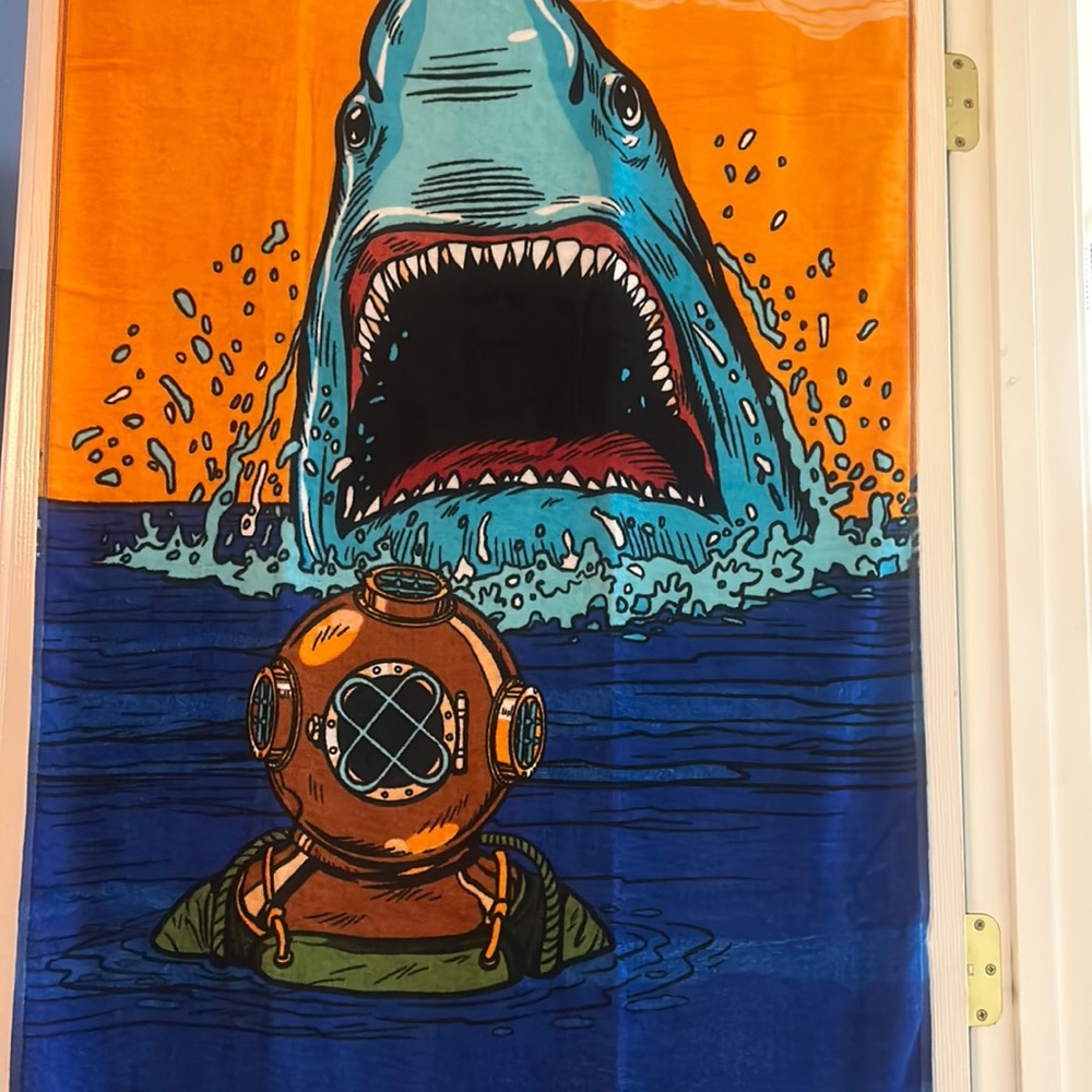 Large NWT Jaws & deep sea diver beach towel!!